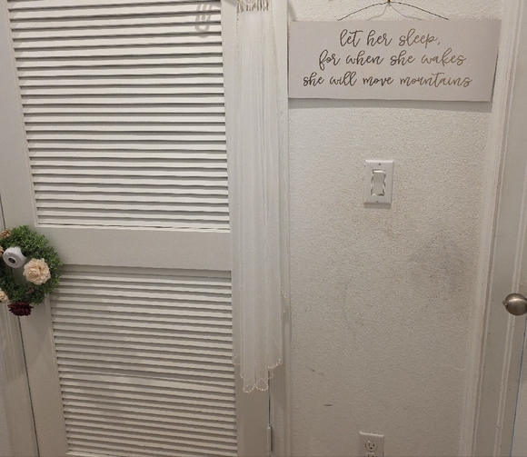 Elegant White Bridal Veil with Pearl Accents - Picture 4 of 4